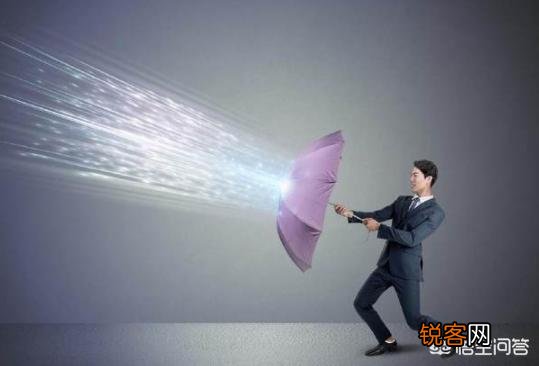 一些职场年轻人反感领导批评,就拿”人人平等,老爸也不这样说我”来说事,你怎么看？