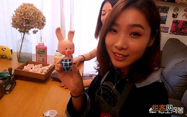 斗鱼“清华姐”收入堪忧,一天收入不到100,网友调侃：不如卖猪肉,如何评价此事？
