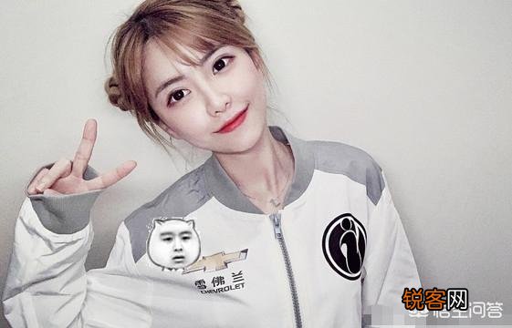 南波儿和周淑怡身穿IG战服自喻JKL和宝蓝,周淑怡飞机场实锤,下路恩断义绝,你觉得呢？