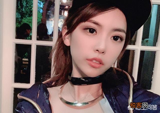 LOL解说周淑怡到虎牙解说,同样穿黑丝袜,却遭到网友一片嘲讽,这是为何？