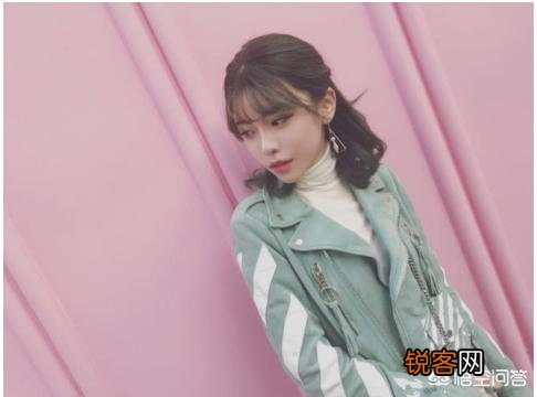 洲际赛解说周淑怡紧身旗袍吸睛,玩家直言“看到四个飞机场,导播加鸡腿”,你怎么看？
