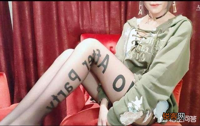LPL“穿黑丝却被吐槽”的女解说,周淑怡黑丝秀腿,网友调侃“冲不动”,你有何看法？