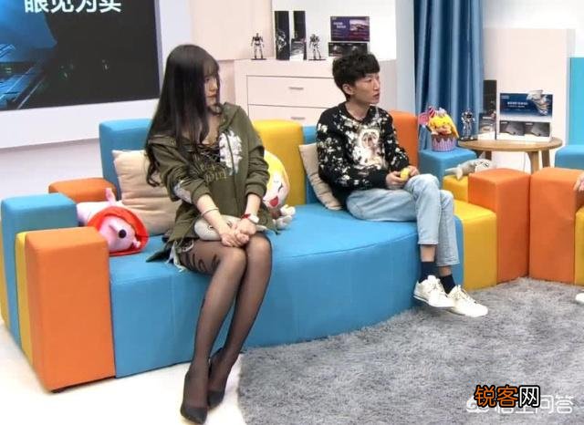 LPL“穿黑丝却被吐槽”的女解说,周淑怡黑丝秀腿,网友调侃“冲不动”,你有何看法？