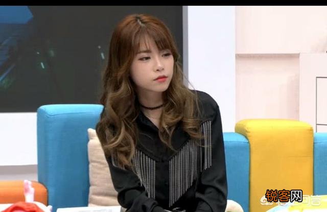 LPL“穿黑丝却被吐槽”的女解说,周淑怡黑丝秀腿,网友调侃“冲不动”,你有何看法？