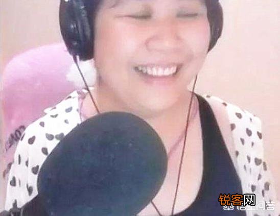 LOL周淑怡直播卸妆,看到真实颜值后,网友评价：不说话更好看,你有何看法？