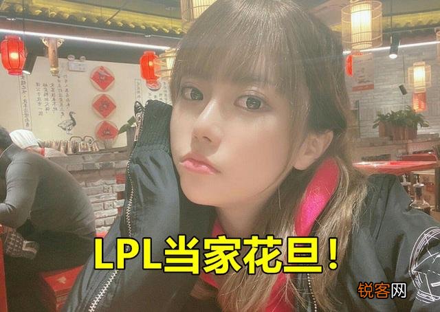 周淑怡宴请30名水友,男粉带了一瓶江小白,周姐被吓到花容失色,如何评价此事？