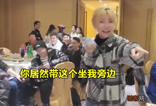 周淑怡宴请30名水友,男粉带了一瓶江小白,周姐被吓到花容失色,如何评价此事？