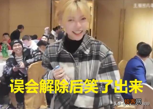周淑怡宴请30名水友,男粉带了一瓶江小白,周姐被吓到花容失色,如何评价此事？