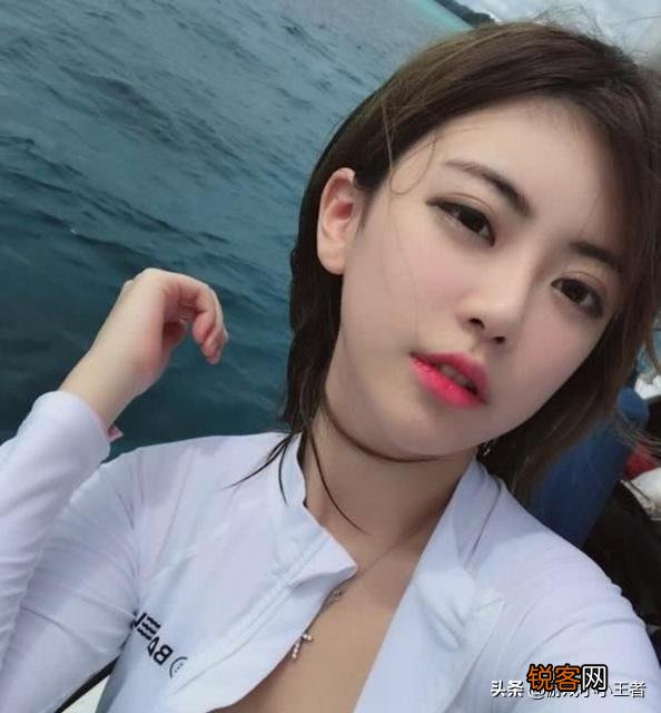 周淑怡宴请30名水友,男粉带了一瓶江小白,周姐被吓到花容失色,如何评价此事？