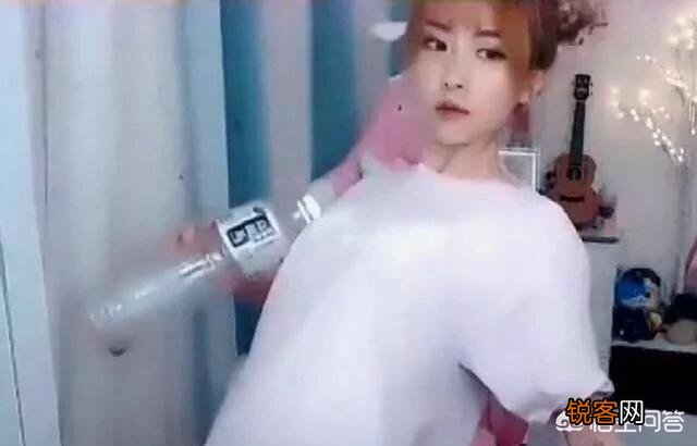 LOL解说周淑怡模仿腐团儿胸口开瓶盖,竟一次成功,粉丝调侃：差距明显,你觉得呢？