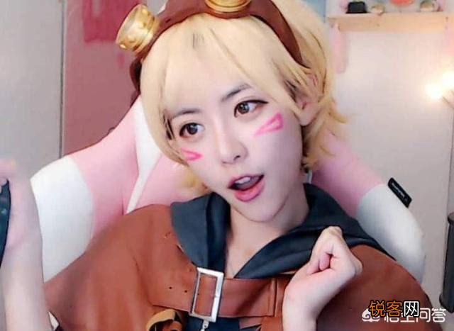 LOL解说周淑怡模仿腐团儿胸口开瓶盖,竟一次成功,粉丝调侃：差距明显,你觉得呢？