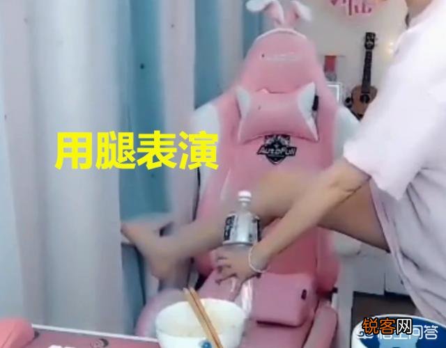 LOL解说周淑怡模仿腐团儿胸口开瓶盖,竟一次成功,粉丝调侃：差距明显,你觉得呢？