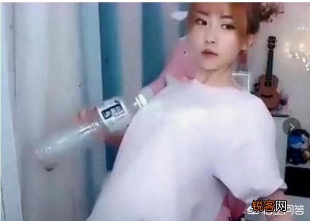 LOL解说周淑怡模仿腐团儿胸口开瓶盖,竟一次成功,粉丝调侃：差距明显,你觉得呢？