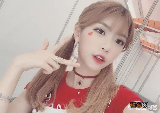 LOL周淑怡被弹幕支配,直播时痛哭,声称自己每天笑嘻嘻,但压力很大,你怎么看？