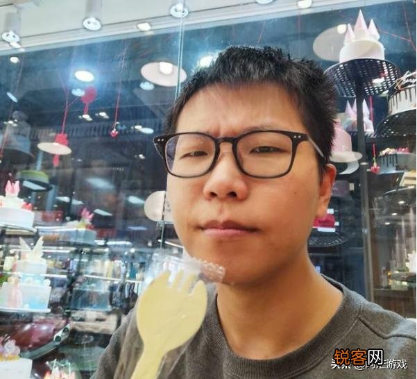 LOL余小C电脑中藏周淑怡写真,“本尊前来问罪,C皇直言我一朋友弄的”,你怎么看？
