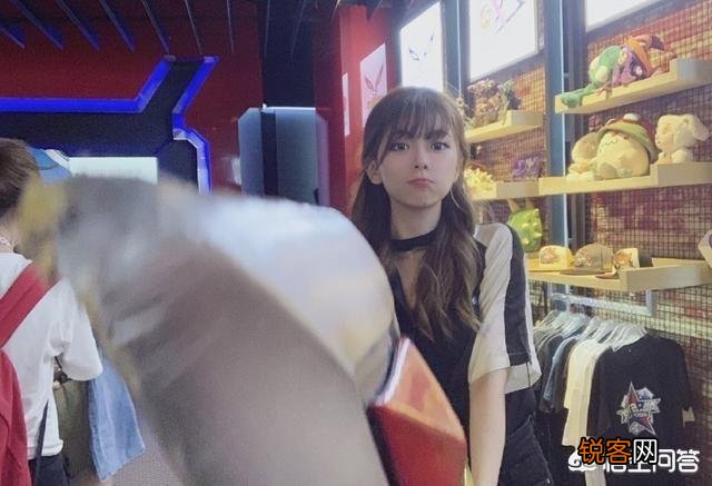 LOL解说周淑怡被爆在汤臣一品有三套房,一年收入上千万,你有何看法？