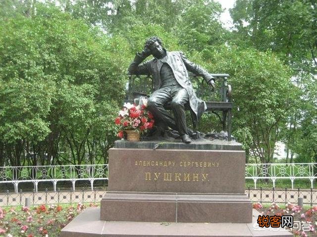 为什么普希金在俄国文学史地位那么高？