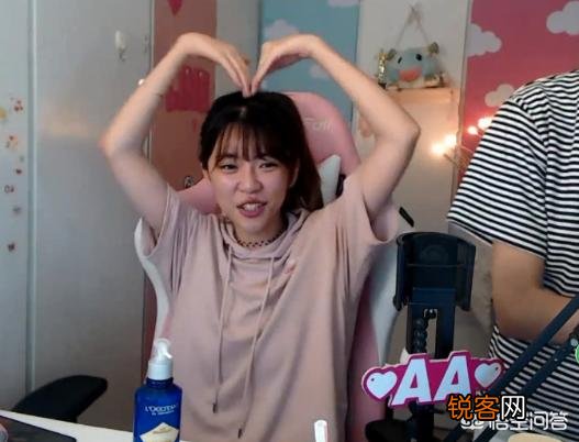 LOL解说周淑怡直播卸妆,关掉美颜后颜值下降,网友评价：更真实了,你怎么看？