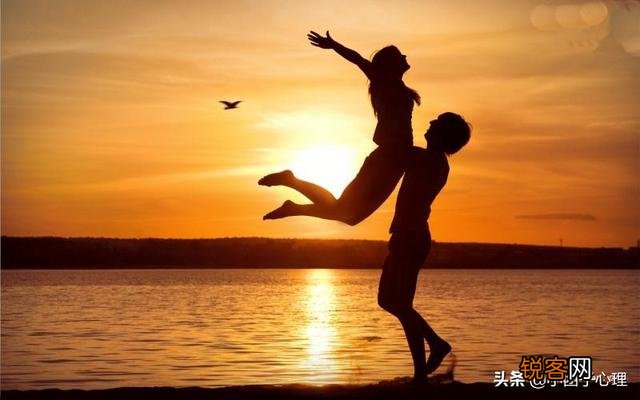 一女的同时和多个男生搞暧昧,她对象为什么还会原谅她?图什么？