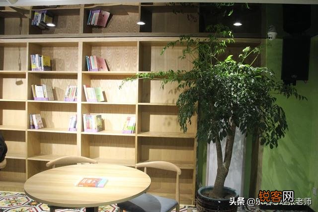 不知道什么原因,到了晚上就特别脆弱容易心态崩了,就特别想哭难受是怎么回事？