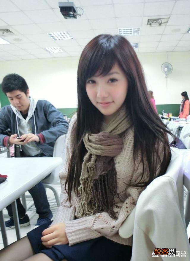 我已经有女朋友了,可是我今年换了个工作,女同事也喜欢上我了,有点心动怎么办？