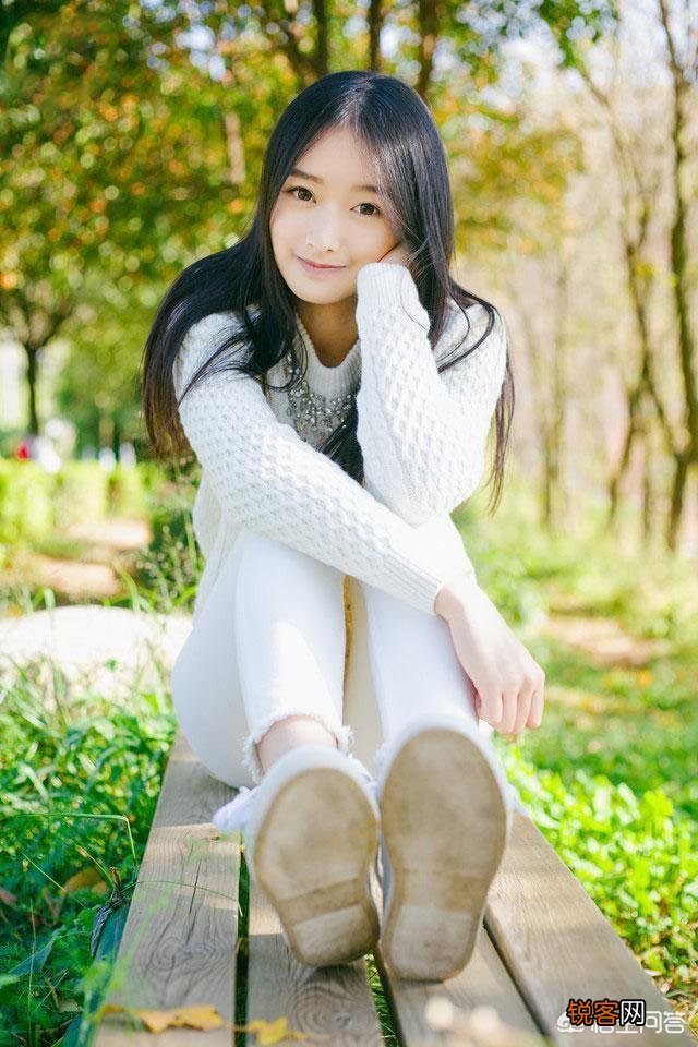 我已经有女朋友了,可是我今年换了个工作,女同事也喜欢上我了,有点心动怎么办？