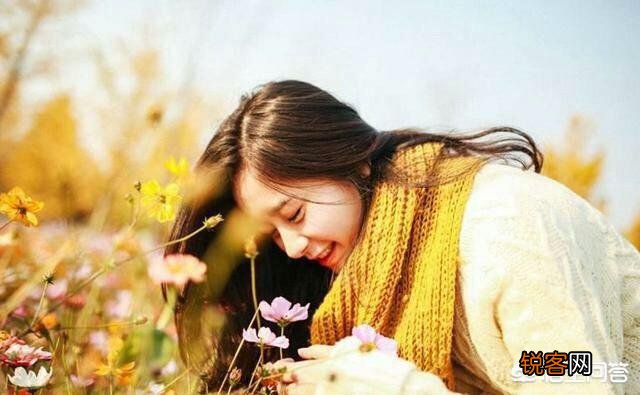 我已经有女朋友了,可是我今年换了个工作,女同事也喜欢上我了,有点心动怎么办？