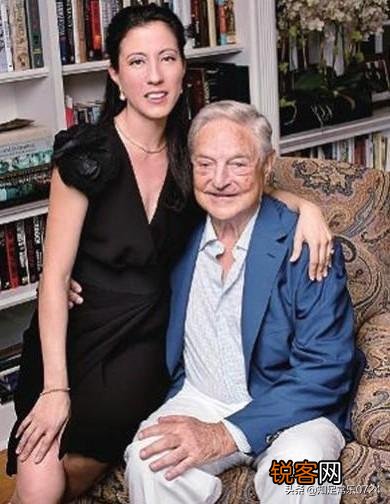 我被我的员工爱上了,我已经快50了且有家室,她才20岁出头,我该怎么办？