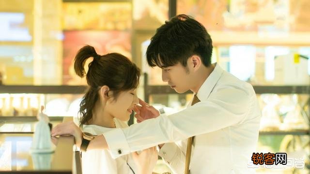 在电视剧《奈何BOOS要娶我》中,男主为什么会喜欢女主？