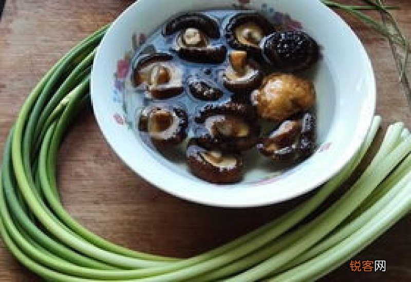 蒜香菇怎么炒才能出香味 香菇炒蒜苗怎么炒会很香
