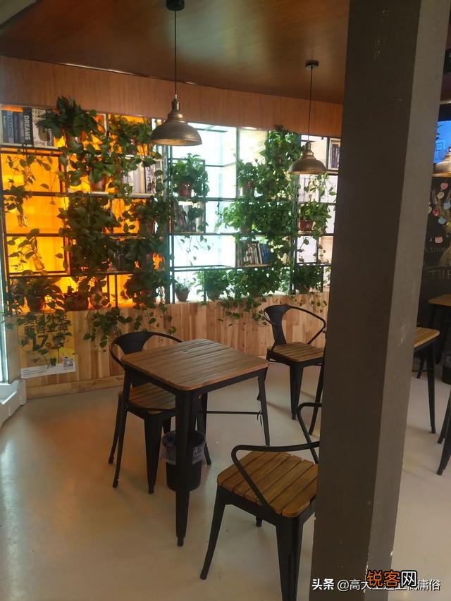 一个月工资多少才能养活一家人？