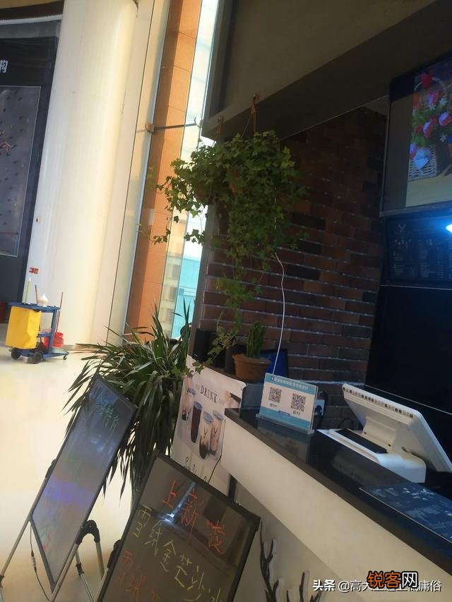 一个月工资多少才能养活一家人？