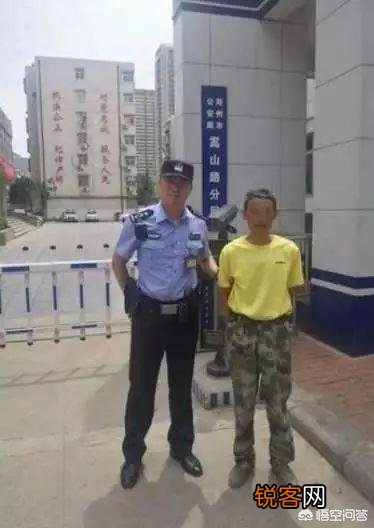 逃犯藏身郑州工地,外出“打牙祭”露馅被抓, 你怎么看？