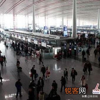 如何看待2021春节西安咸阳国际机场挂的黄巢的“冲天香阵透长安,满城尽带黄金甲”的诗句？是无知,还是？