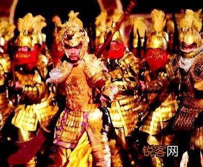 如何看待2021春节西安咸阳国际机场挂的黄巢的“冲天香阵透长安,满城尽带黄金甲”的诗句？是无知,还是？