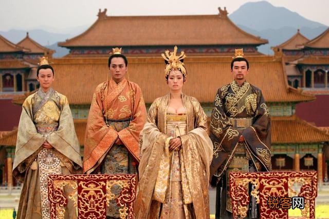 如何看待2021春节西安咸阳国际机场挂的黄巢的“冲天香阵透长安,满城尽带黄金甲”的诗句？是无知,还是？