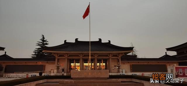 如何看待2021春节西安咸阳国际机场挂的黄巢的“冲天香阵透长安,满城尽带黄金甲”的诗句？是无知,还是？