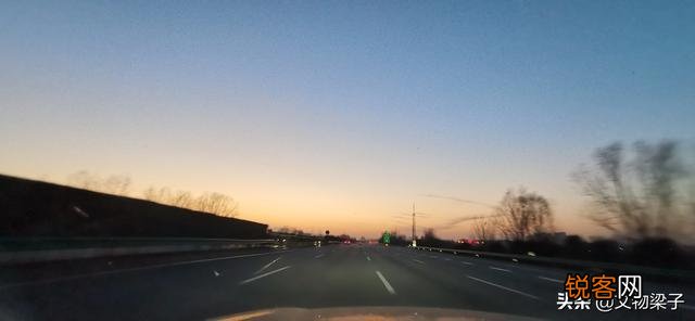 如何看待2021春节西安咸阳国际机场挂的黄巢的“冲天香阵透长安,满城尽带黄金甲”的诗句？是无知,还是？