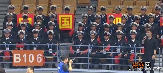 暖心一幕,女排姑娘与兵哥哥相互敬礼,兵哥哥齐唱军旅歌曲,当时发生了什么？
