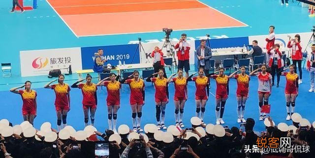 暖心一幕,女排姑娘与兵哥哥相互敬礼,兵哥哥齐唱军旅歌曲,当时发生了什么？