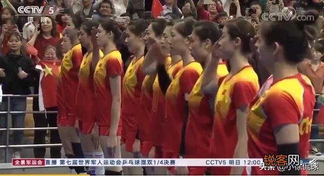 暖心一幕,女排姑娘与兵哥哥相互敬礼,兵哥哥齐唱军旅歌曲,当时发生了什么？