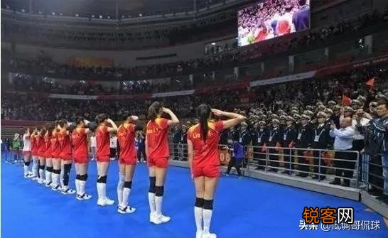 暖心一幕,女排姑娘与兵哥哥相互敬礼,兵哥哥齐唱军旅歌曲,当时发生了什么？