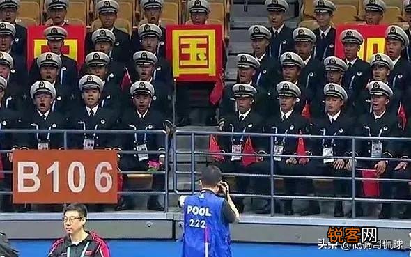 暖心一幕,女排姑娘与兵哥哥相互敬礼,兵哥哥齐唱军旅歌曲,当时发生了什么？