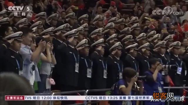 暖心一幕,女排姑娘与兵哥哥相互敬礼,兵哥哥齐唱军旅歌曲,当时发生了什么？