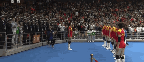 暖心一幕,女排姑娘与兵哥哥相互敬礼,兵哥哥齐唱军旅歌曲,当时发生了什么？