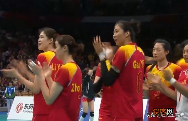 暖心一幕,女排姑娘与兵哥哥相互敬礼,兵哥哥齐唱军旅歌曲,当时发生了什么？