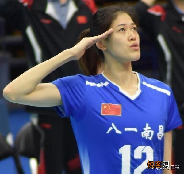 暖心一幕,女排姑娘与兵哥哥相互敬礼,兵哥哥齐唱军旅歌曲,当时发生了什么？