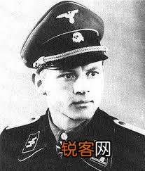 二战老照片里面的军帽,为什么大多都是歪着戴的,有什么意义或讲究吗？