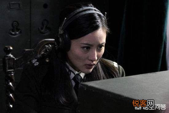 影视剧中女报务员常穿皮靴发电报,报务员没有军衔,为何穿靴子？