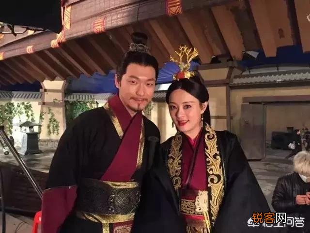 《士兵突击》里的马小帅为什么戴着红色肩章？